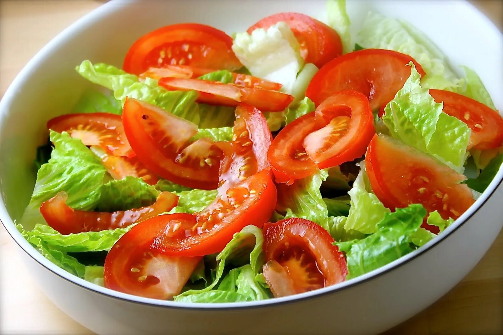 Овощной салат. Овощные салаты диетические. Летний овощной салат. Салат с листьями салата и помидорами. Можно ли есть овощной салат
