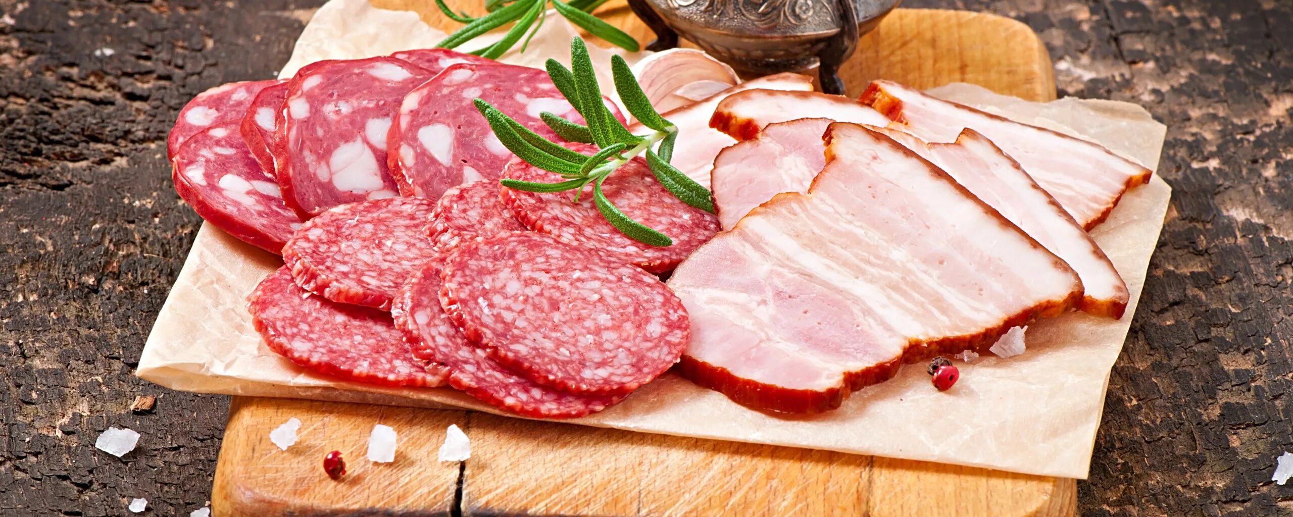 Ассорти мясное на хлебе. Аппетитный бутерброд. Мясные изделия. Ham food. Ham food.