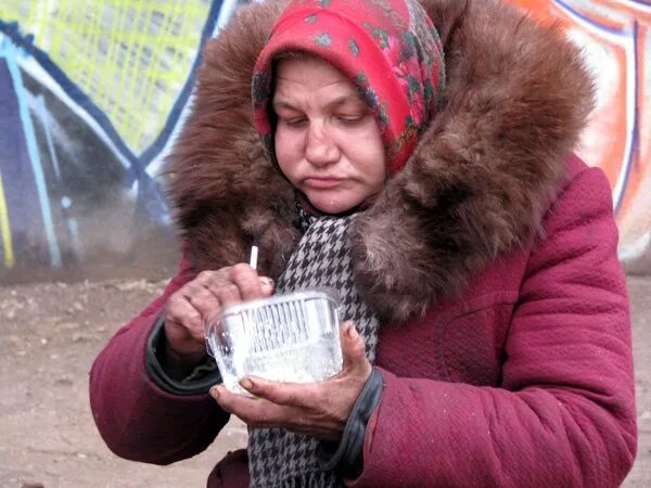 Женщина бомж алкоголичка. Бабушка бомж