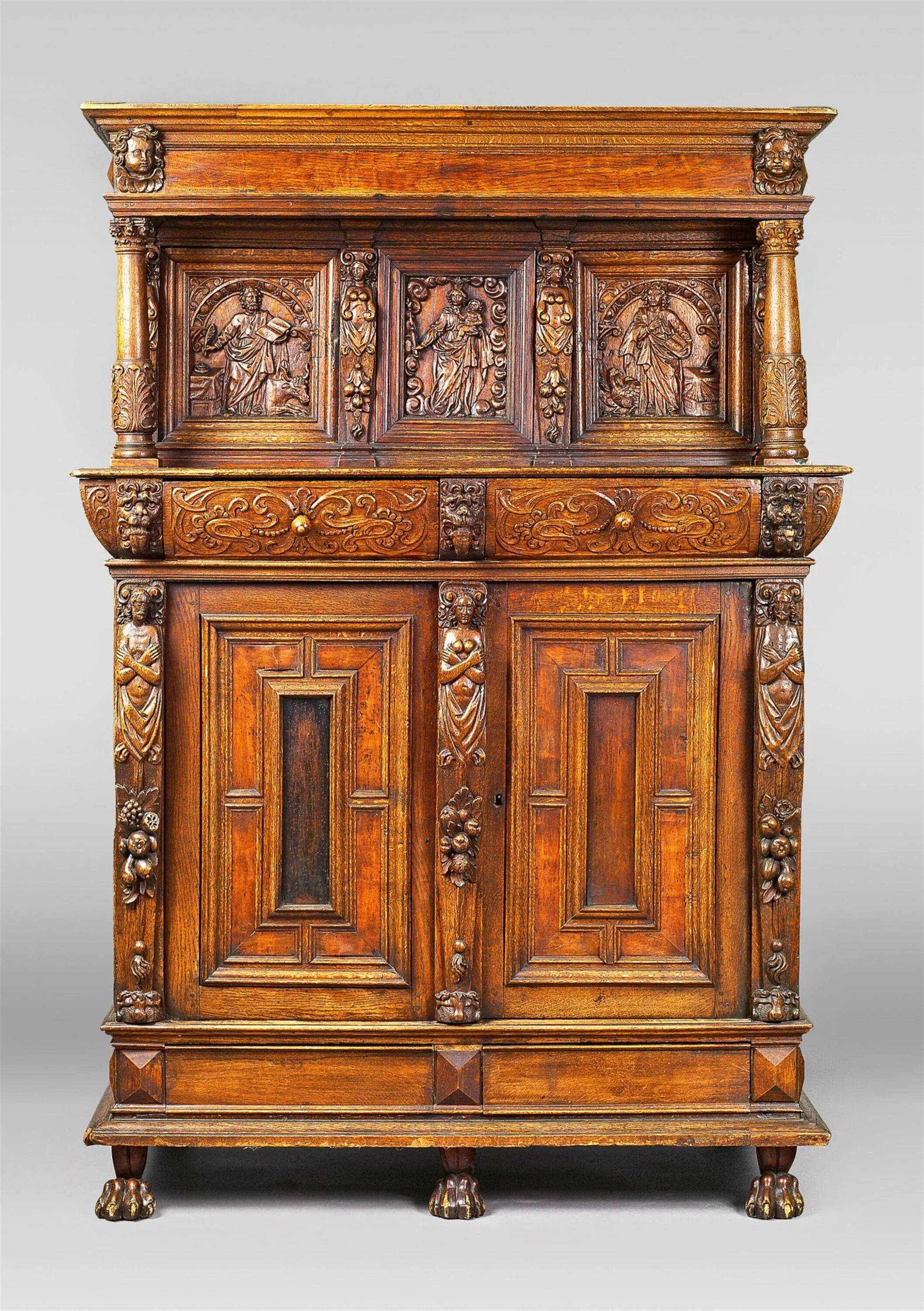 Мебель 17 века. Старинная мебель. Старинная мебель из дерева. Испанская мебель 17 века. Антикварная мебель с ключами.