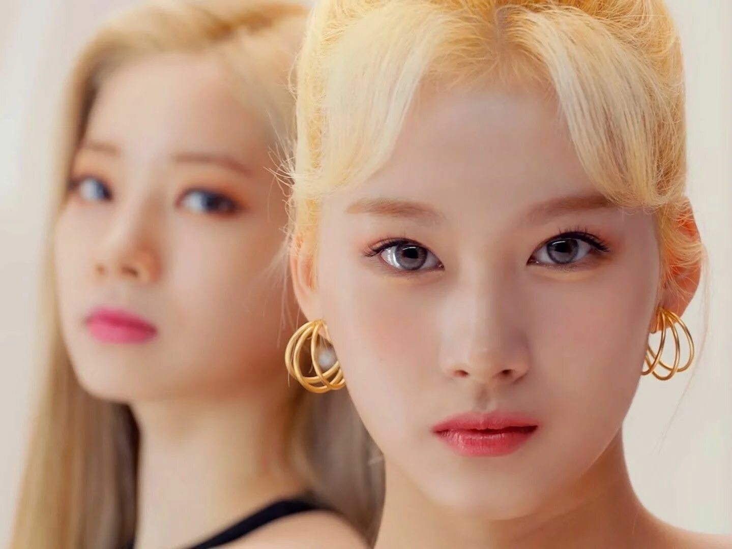 Twice true and false. Сана из твайс. twice сана и дахён. twice fake and true.