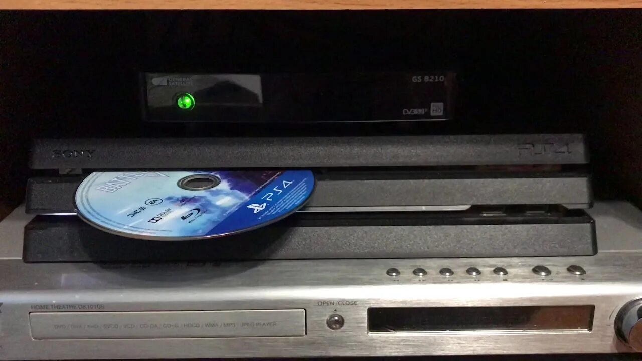 Как вытащить диск пс. Как вставить диск в ps4. ps4 как достать диск. как открыть дисковод на пс 4. как достать диск из пс 4.