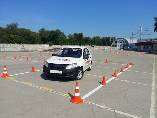 Экзамен гибдд новосибирск. Экзамен в ГАИ автодром. Площадка ГАИ экзамен Отрадный Самарская область. Самара автошкола ГАИ экзамен. Внутренний экзамен в автошколе.