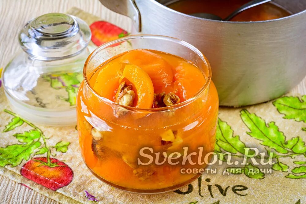 Варенье с грецкими орехами и абрикосами. Абрикосовое варенье с грецкими орехами. абрикосовое варенье с орехами. абрикосовое варенье с орешками. варенье из абрикосов с грецким орехом.