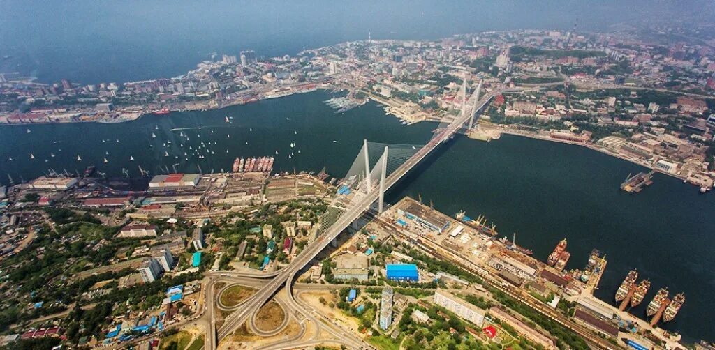 Владивосток вид на китай. Мост владивосток китай. Набережная владивостока с китаем. Мост владивосток китай. Японское море порт владивосток.