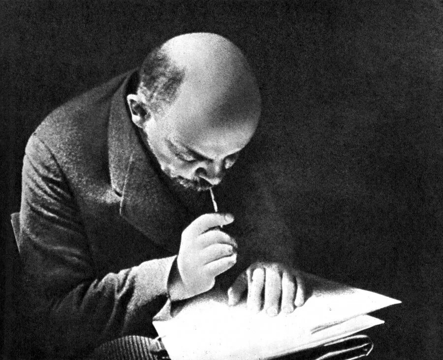 Ленин с газетой. Ленин владимир ильич в мавзолее 2020. Полицейская фотография в. Подписание брестского мира. Фотограф оцуп пётр адольфович.
