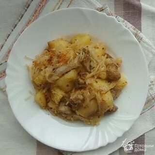 Тушеная картошка с квашеной капустой и мясом