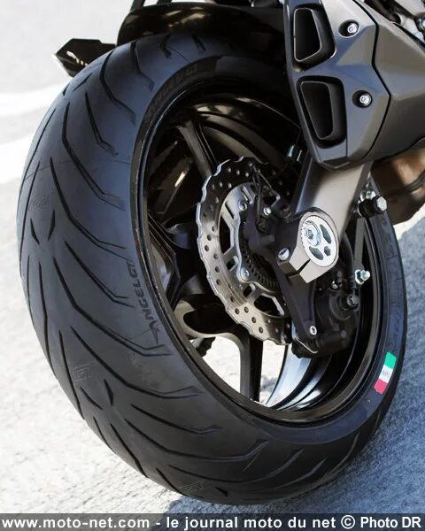 Angel gt. Pirelli Angel gt на мото. Yamaha r6 Pirelli Angel gt. Мотоцикл Аугусто Пирелли версия. Хонда Пирелли мотоцикл.