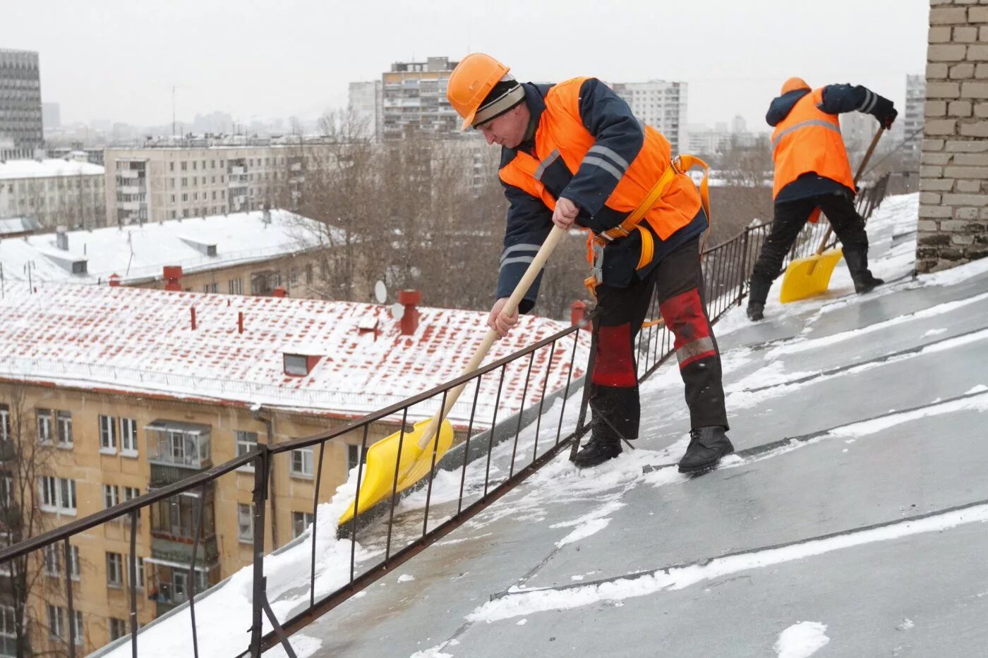 Уборка снега с крыш. Очистка кровли от снега. Уборка снега с кровли. Чистилка для крыш от снега. Окпд уборка снега