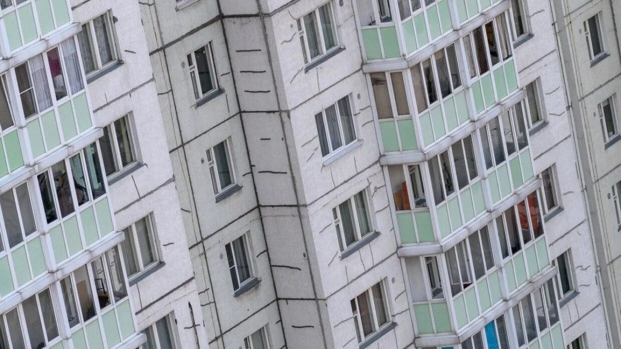 Подростки 24 этаж. Падающий дом. балкон в 9 этажном доме. окно 10 этажа. падением ребенка из окна многоэтажки.