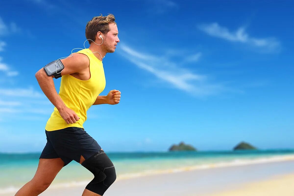 Бегун работа. Бег со смартфоном. Бег на пляже. Бегун на пляже фото. Мужчина бежит в желтой футболке.