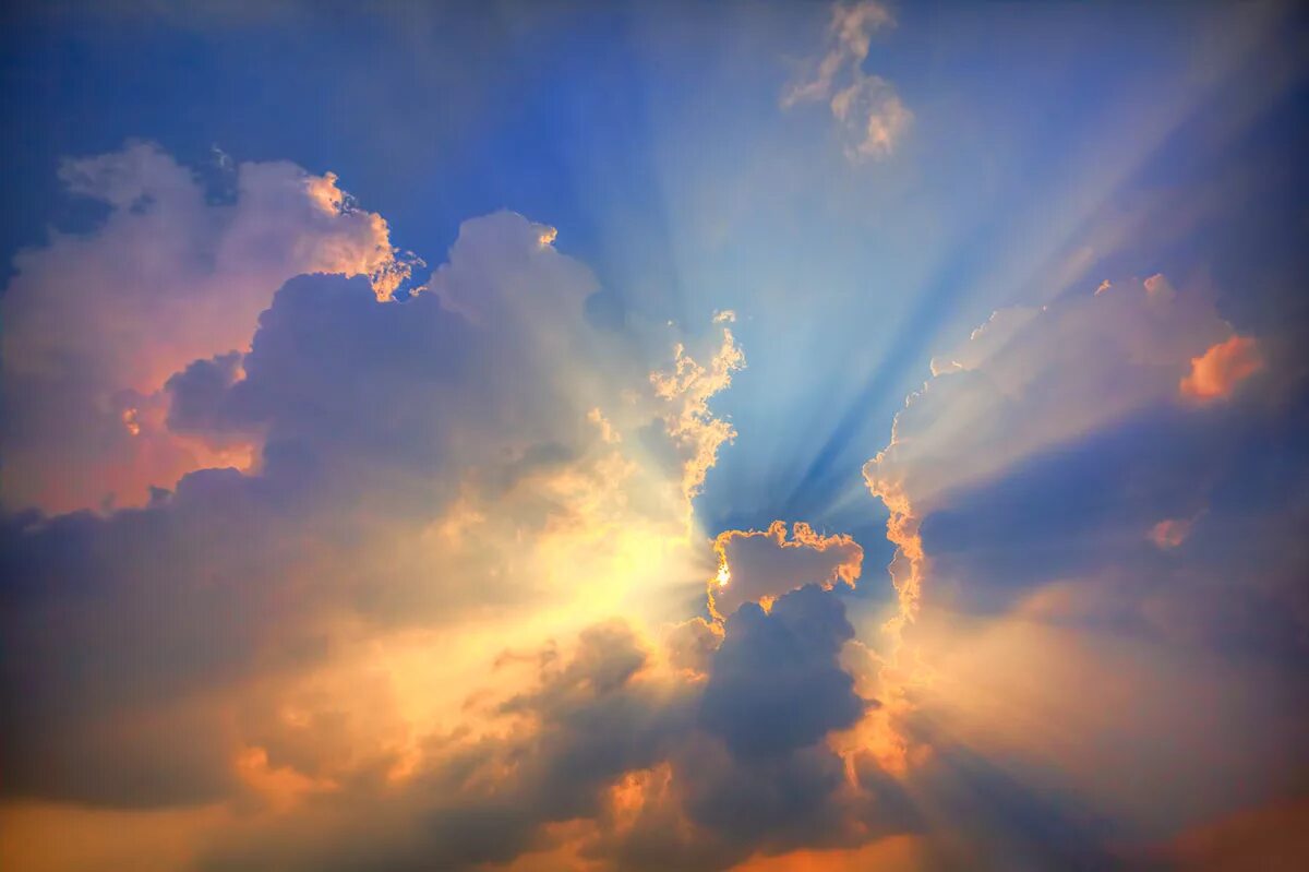 небо рассвет. солнечное небо. красивые облака. облака закат. голубое небо.