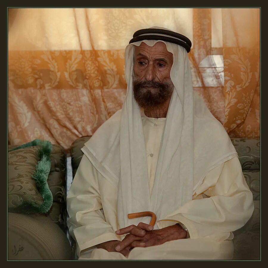 Куфия шейха. Старый шейх. Мансур ибн зайд аль-нахайян. Шейх зайд ибн-султан аль-нахайян. Абделазизом бин халифой аль-тани с женой.