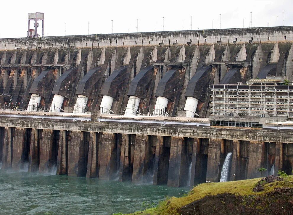 В каком районе находится крупная гэс. Итайпу Бразилия ГЭС. ГЭС «Итайпу», Бразилия и Парагвай. Плотина Итайпу в Бразилии. Итайпу гидроэлектростанции Бразилии.