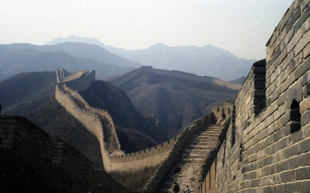 Сколько километров великая китайская. Китай Великая китайская стена. Протяженность Великой китайской стены. Великая стена Китая протяженность. Великая китайская стена километраж.