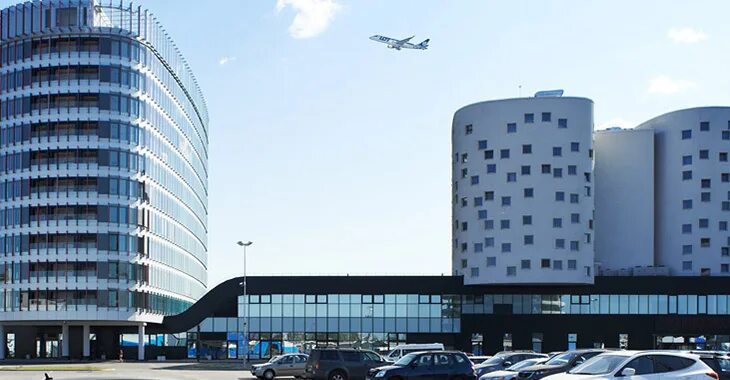 Petersburg airport. Отель в аэропорту. Отель crowne plaza санкт-петербург. Бизнес-центра crowne plaza крыша. Crowne plaza в пулково.