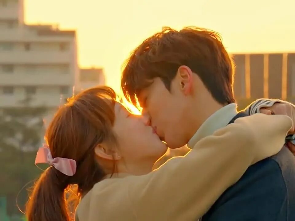 дорамы самый популярный парень школы влюбился в простушку. популярные парень влюбился в простушку дорама. дорама сокрушительный удар 2 поцелуй. дорама отомщённая сестра. дорама фея тяжёлой атлетики ким бок чжу поцелуй.