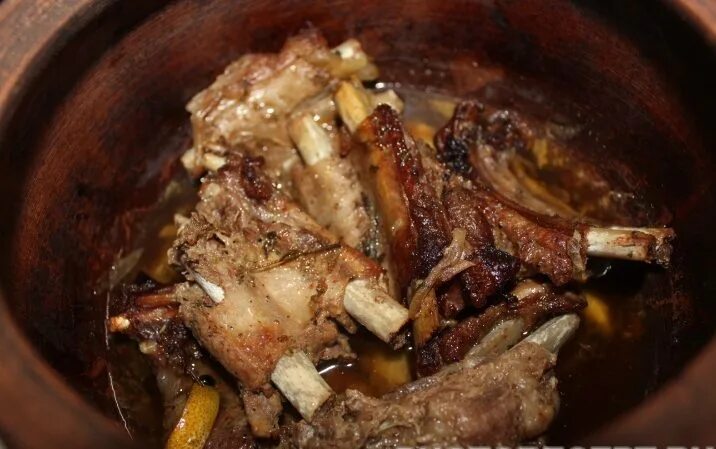 ребра в горшочке с картофелем в духовке. свиные ребра в горшочке. телятина в горшочке в духовке. Qovurg'a kukarshi. свиные ребра в горшочке.