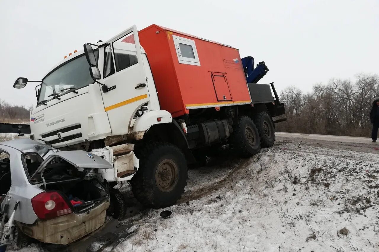 камаз врезался в сузуки сорочинск. камаз на боку. грузовик камаз. камаз легковушка. камаз тягач.