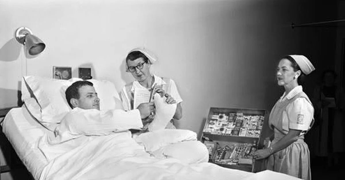 Больной подобрать. 1956 Гала-вечер в поддержку американской больницы в Париже ретро фото. Больницы в 1952 году в Германии там больным разрешали пить и курить.