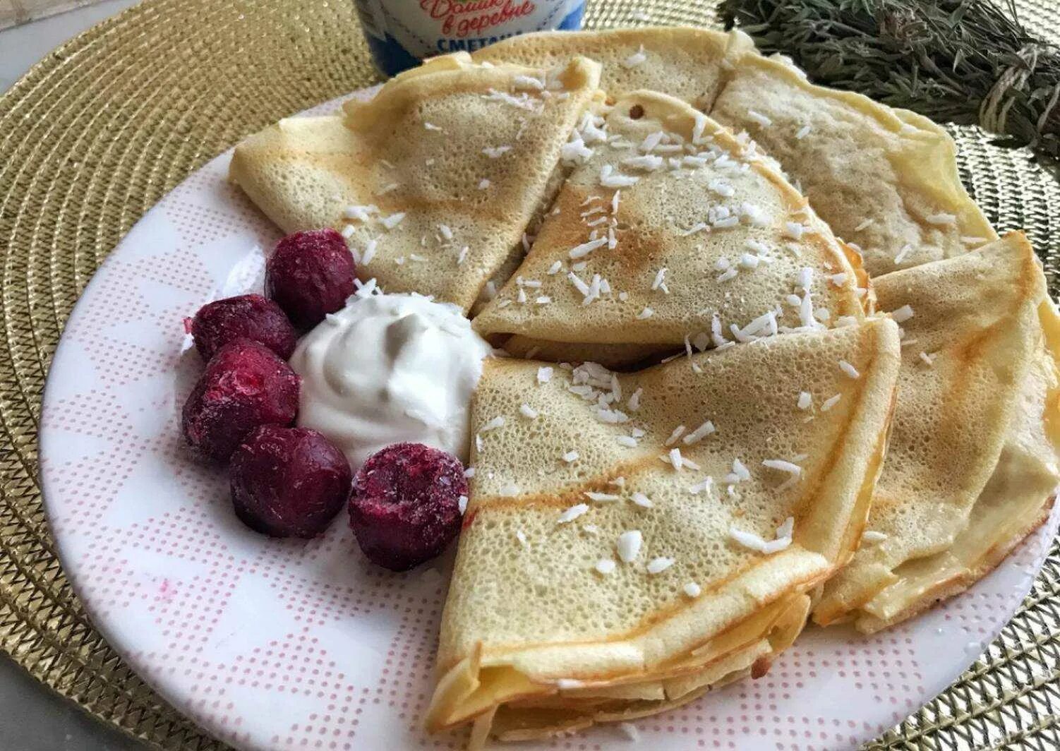 Вкуснейшие блины на воде рецепт с фото. Блины на минералке. Тонкие блины на минералке. Блинчики на минеральной воде. Блины на минералке и молоке.