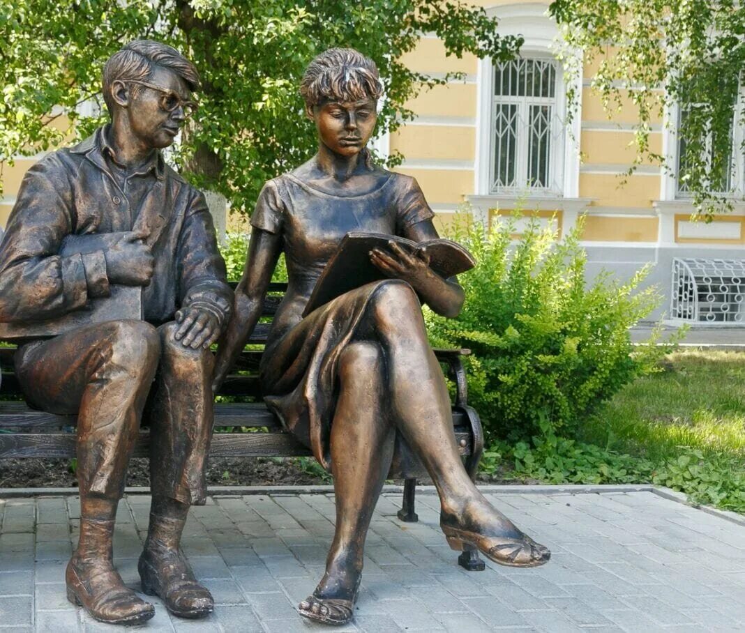 Рязанский педагогический университет памятник. Памятник шурику и лиде. Памятник шурику и лиде в рязани. Памятник шурику и лиде в рязани. Шурик рязань.