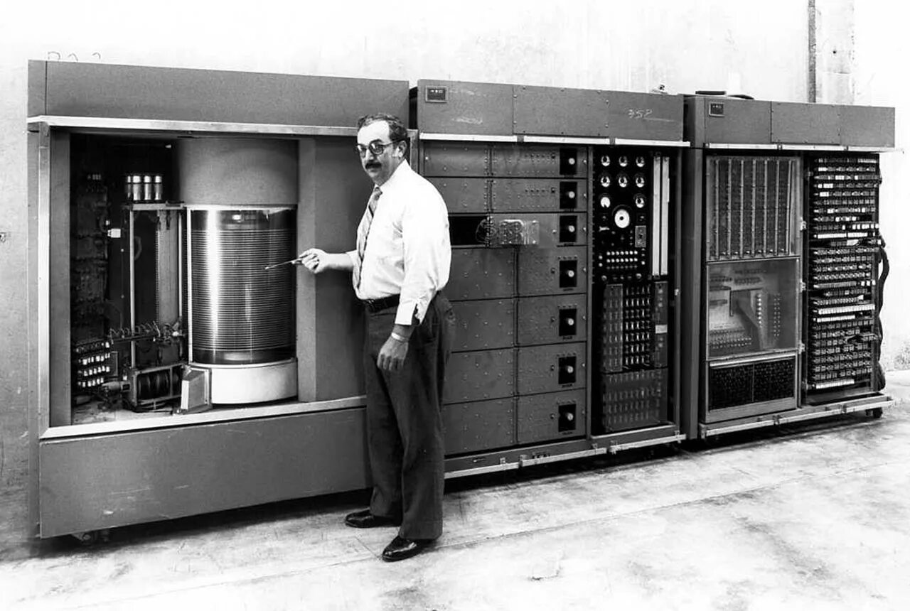 Выпущен первый в мире. IBM 305 Ramac. Жесткий диск IBM 350 Ramac. Жестким диском 305 Ramac. Жесткий диск IBM 1956.