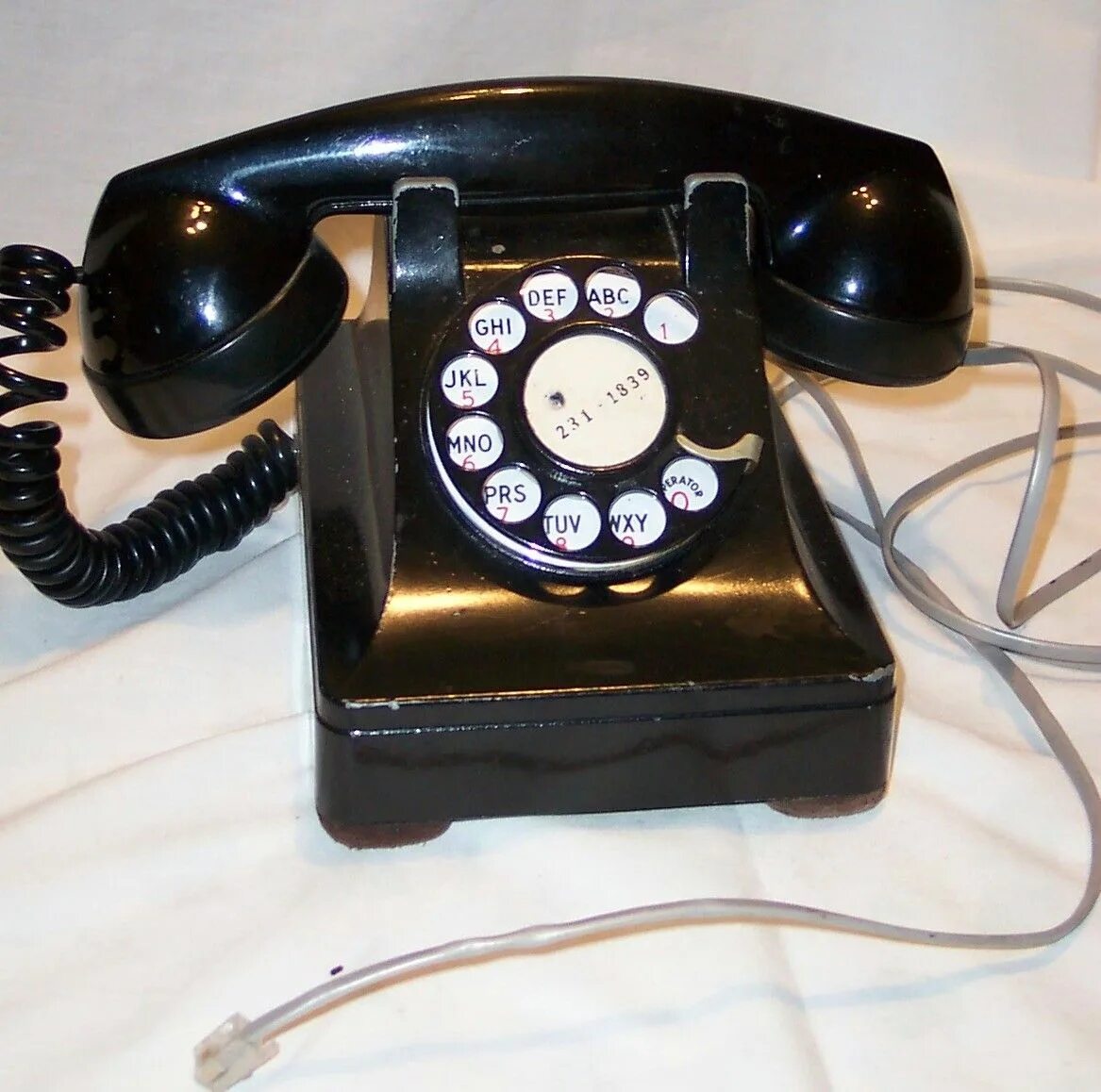 Первый телефонный аппарат. Старый телефонный аппарат. Первый телефон. Первые мобильники. S phone one