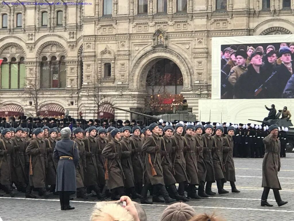 Парад 7 ноября города. Реконструкция парада 7 ноября 1941 года москва. парад на красной площади 7 ноября 1941 года. парад 1942 года на красной площади. парад на красной площади 7 ноября 1990 года.