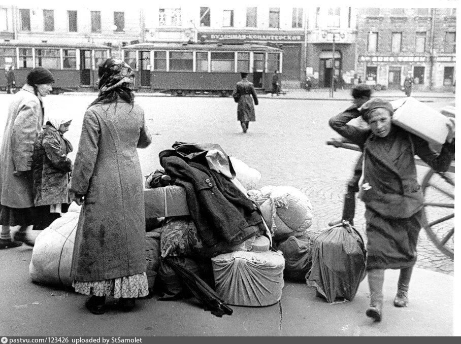 Блокада ленинграда жители блокадного ленинграда. Блокада Ленинграда 1941-1943. Московский вокзал в блокаду. Блокада Ленинграда эвакуация населения.