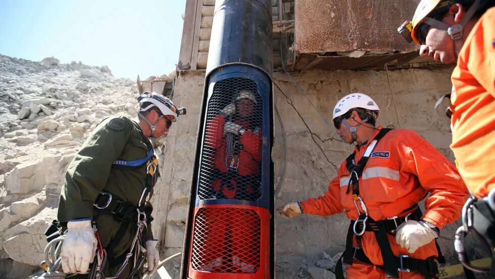 Спасательные работы шахтеров. Сан Хосе шахта Чили. 5 Августа 2010 года на шахте Сан-Хосе в Чили. 33 Шахтера в Чили. Шахта Чили 2010.
