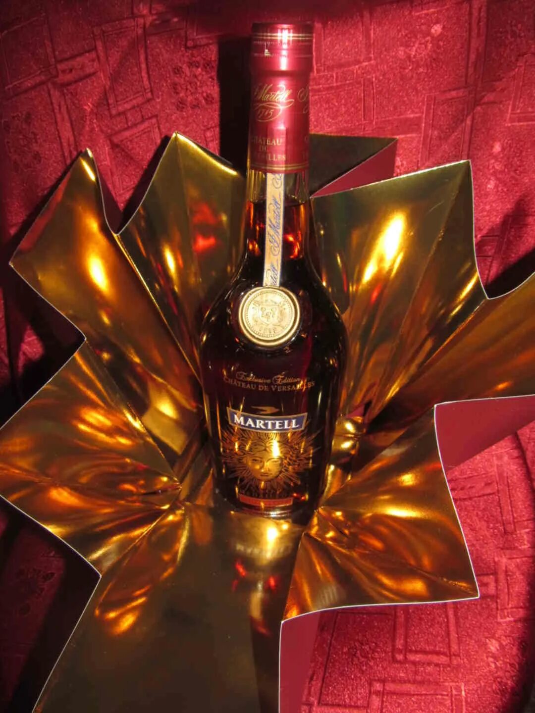 Оригинальный подарок мужчине своими руками. Подарок бутылка коньяка. Конфетные букеты для мужчин. Конфетные букеты для мужчин. Бутылка в подарок мужчине.