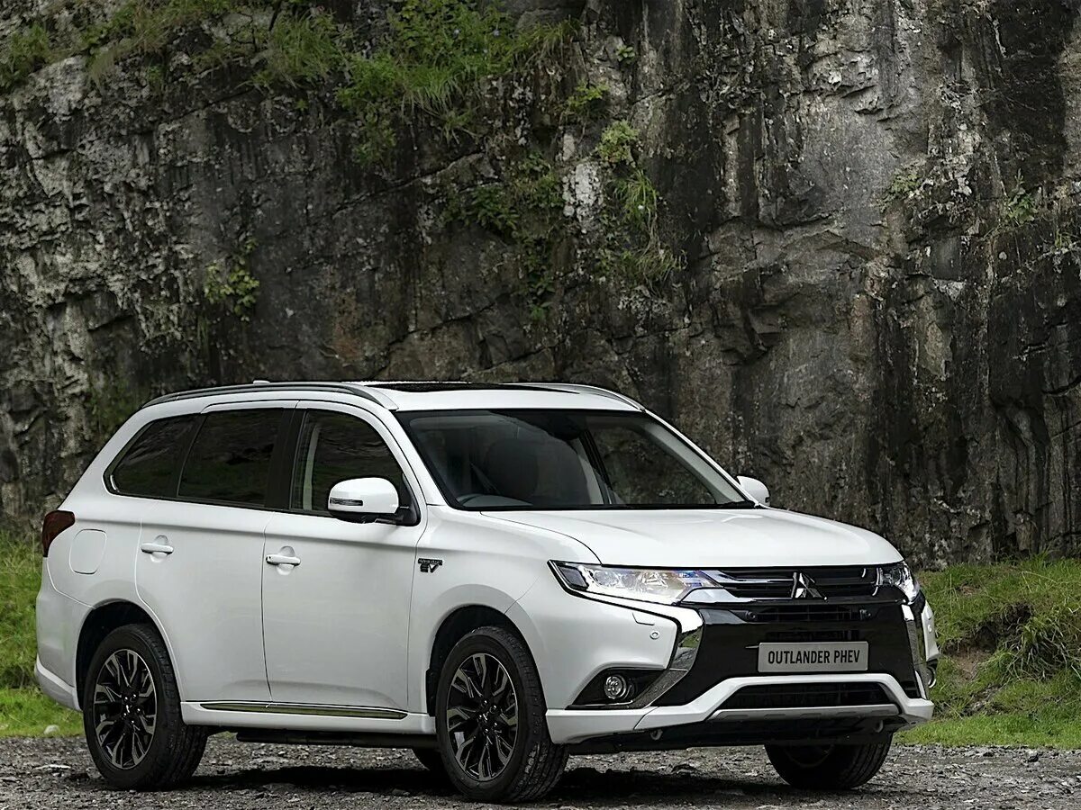 Новый аут. Mitsubishi Outlander Mitsubishi Outlander. Mitsubishi Outlander 3 2016. Митсубиси Аутлендер PHEV 2016. Mitsubishi Outlander 3 PHEV.