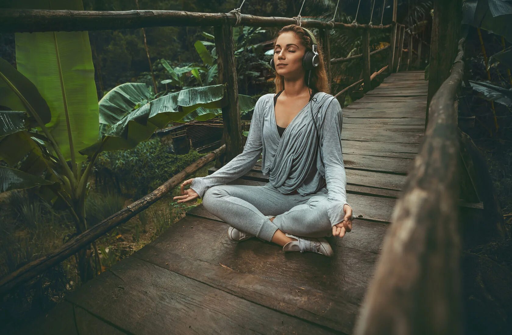 Женские медитации музыка. Девушка медитирует. Медитация девушка. Медитация в джунглях. Девушка в джунглях.