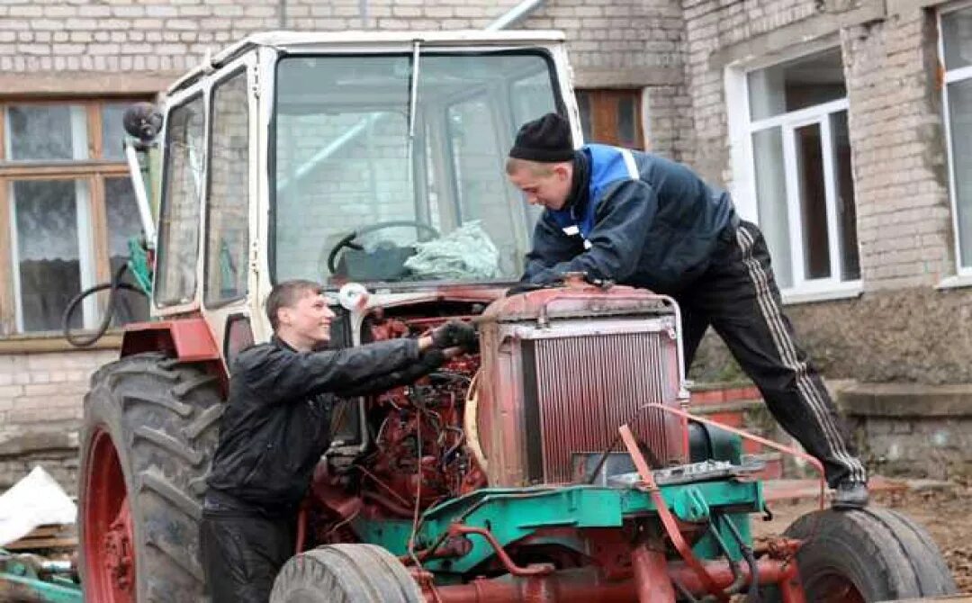 Механизатор кто это. Мастер ремонтирует трактор МТЗ-80. Механизаторы на технику МТЗ-82. Профессия механизатор тракторист. Механизатор в тракторе.