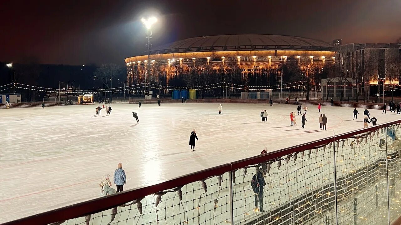 Каток лужники работает