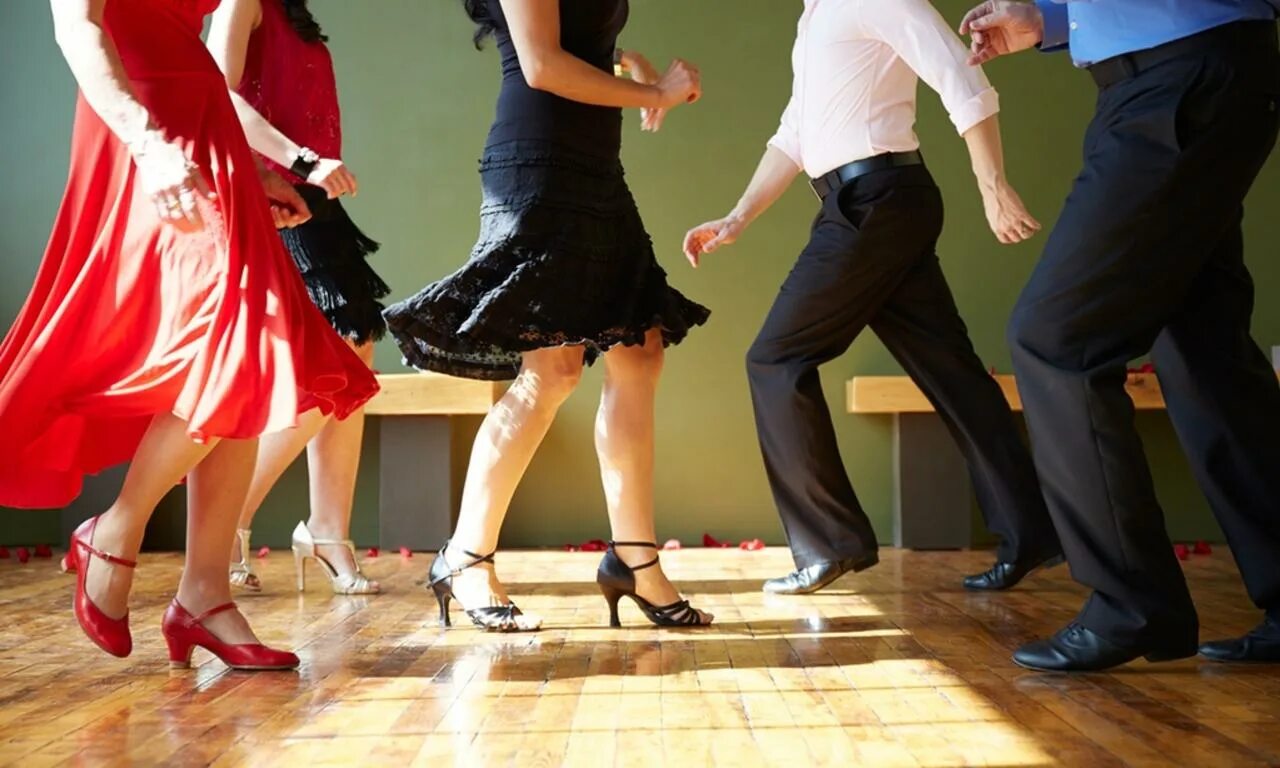 Где танцуют взрослые. Танго бачата сальса. Танцор сальсы. Латиноамериканские социальные танцы. Мастер класс латиноамериканские танцы.