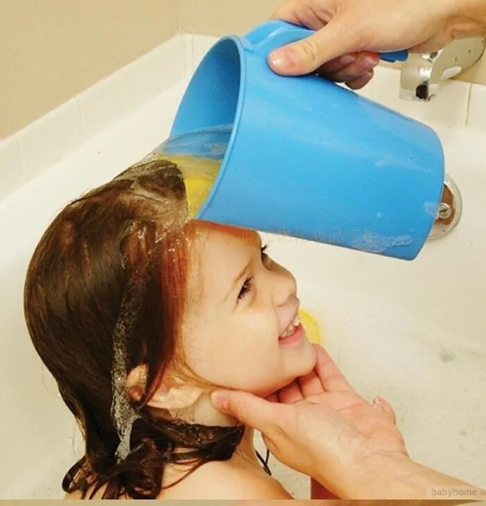 Шампунь мытья без воды. Ковшик для мытья головы. Приспособление для мытья головы детям. Ковш для мытья головы ребенка. Мытье головы детям.