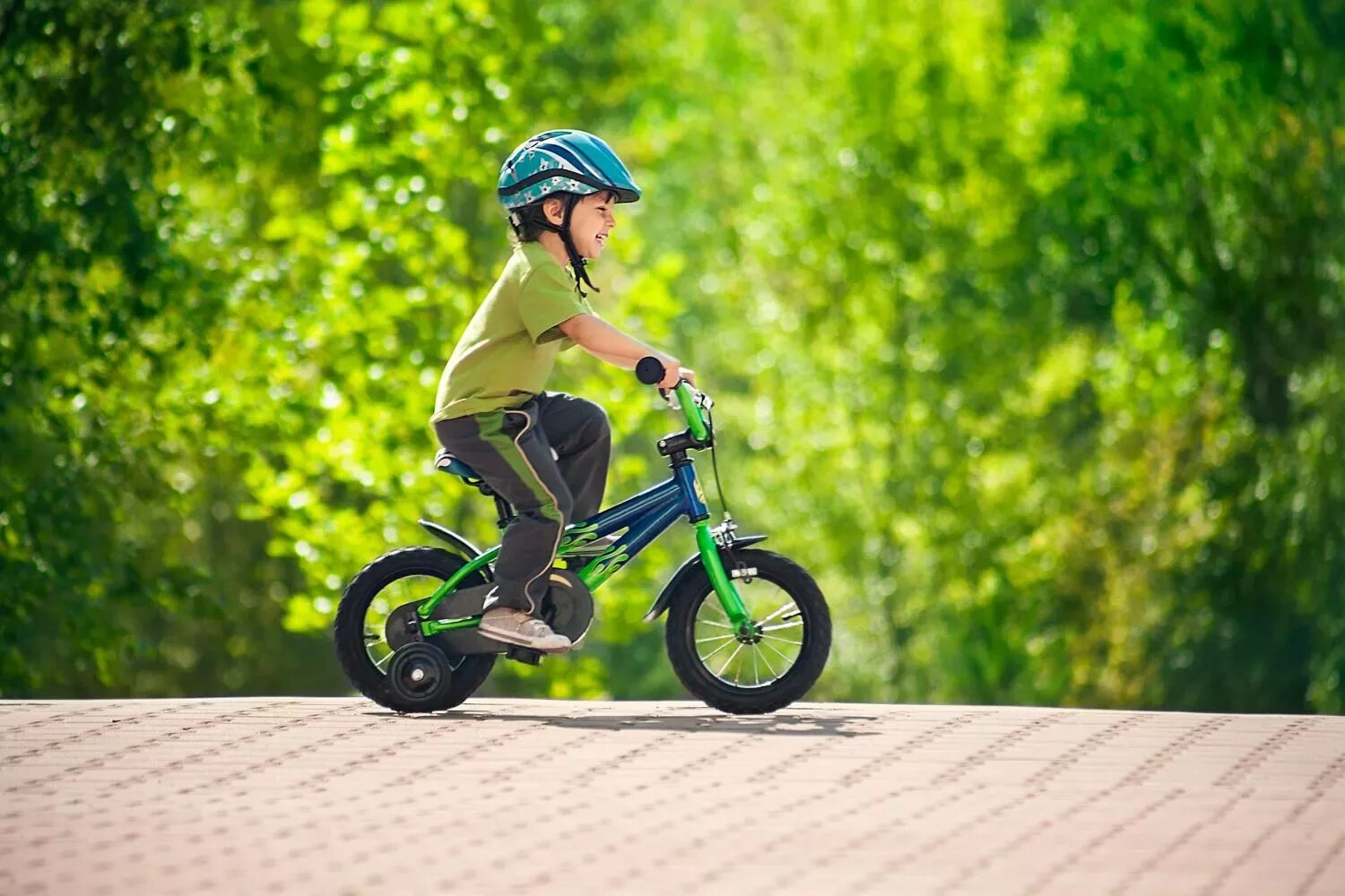 Какой велосипед выбрать для девочки. Дети с велосипедом. Велосипеды. Велосипеды детские. Велосипед для дошкольников.