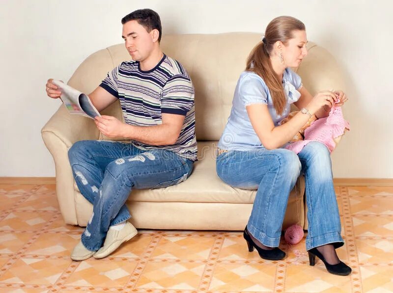 Муж и жена сидят на диване. Семья каждый занят своим. Разводы сидя. Фотосессия муж и жена на диване.