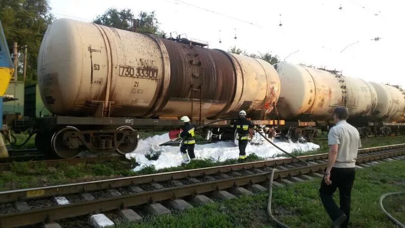 Аварии с опасными грузами на жд. Течь цистерны. Течь из цистерны. Вагон-цистерна 15-880. Разлив нефтепродуктов из цистерн.