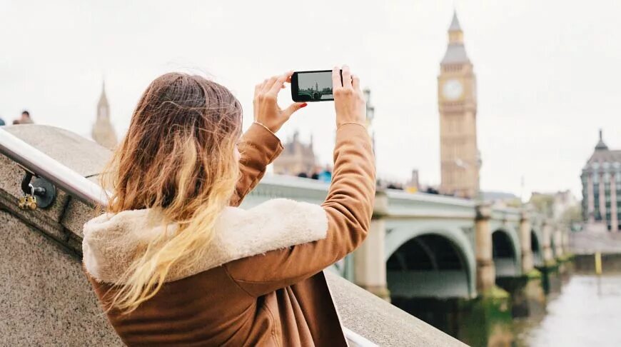 Сделай фото. Человек фотографирует на телефон. Девушка фотографирует город. Девушка фоткает. Человек фотографирует со спины.