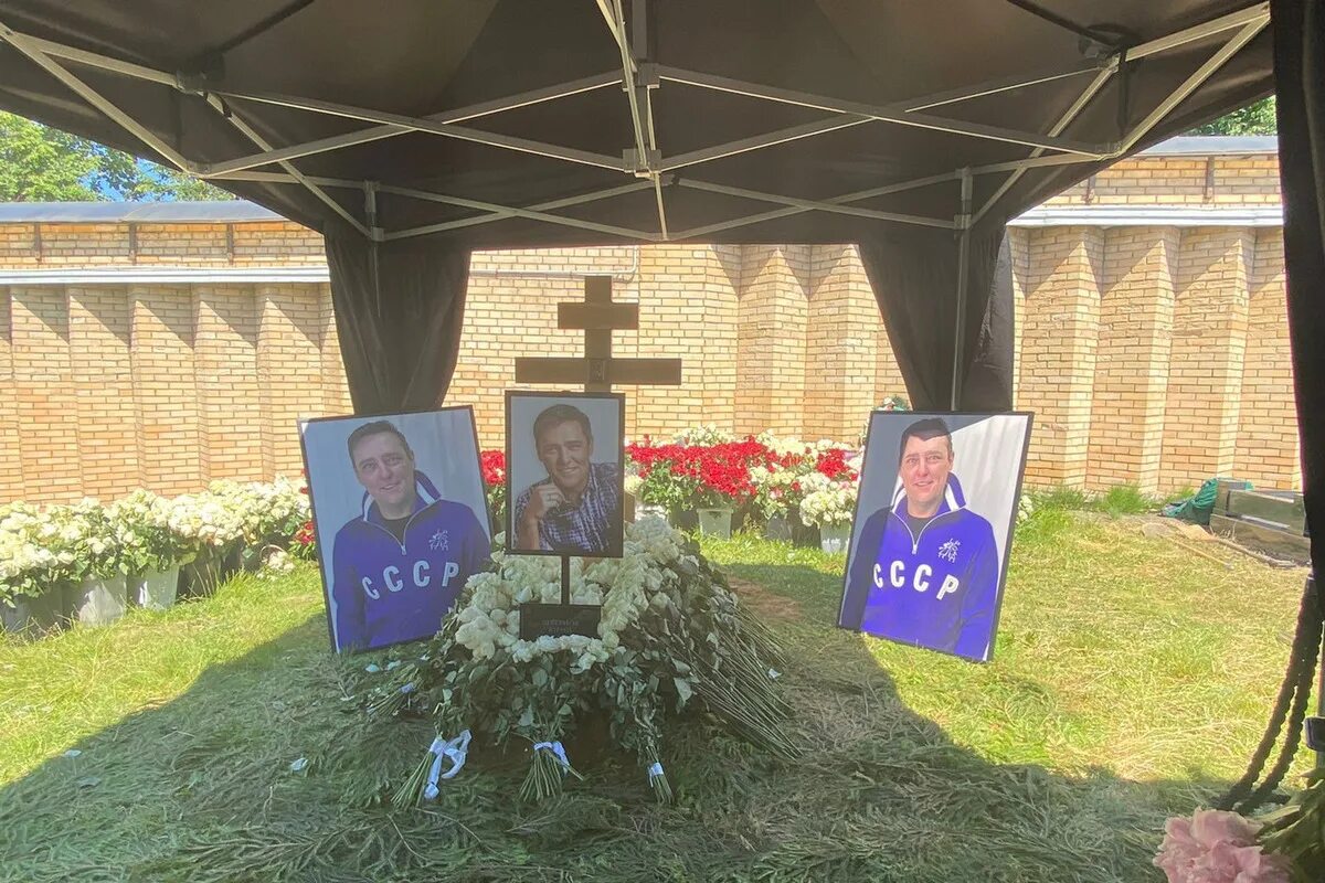 Похороны навального была ли жена и дети. Могила Юрия Шатунова на Троекуровском кладбище. Могила Юры Шатунова на Троекуровском кладбище. Похороны Юрия Шатунова 28 июня.