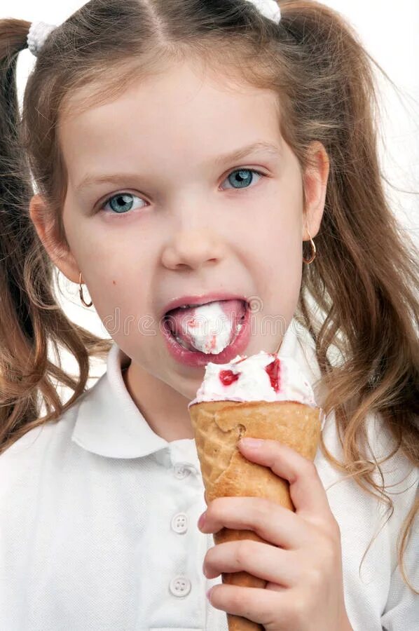 Ребенок с мороженым. Девочка рот в мороженом. Маленьких девчонки с мороженым.