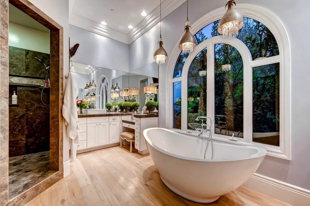 Ванная комната вода. Красивая ванная с окном. Красивая ванная в доме. Ванна с большими окнами. Красивая ванная комната с окном.