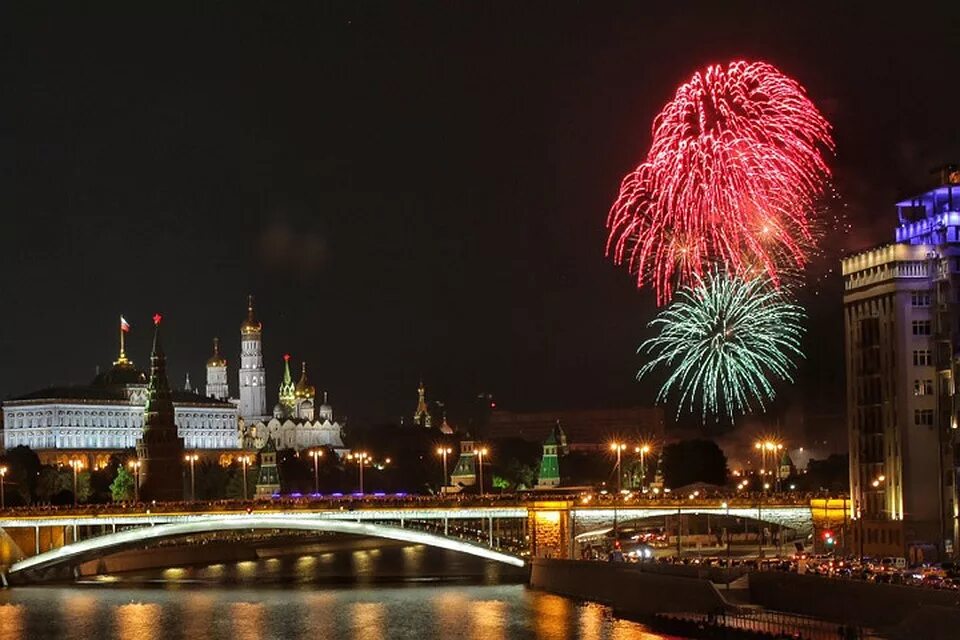 Сутки москва. День города Москва салют. Салют в Москве 2022. Салют на Поклонной горе. Салют на день города.