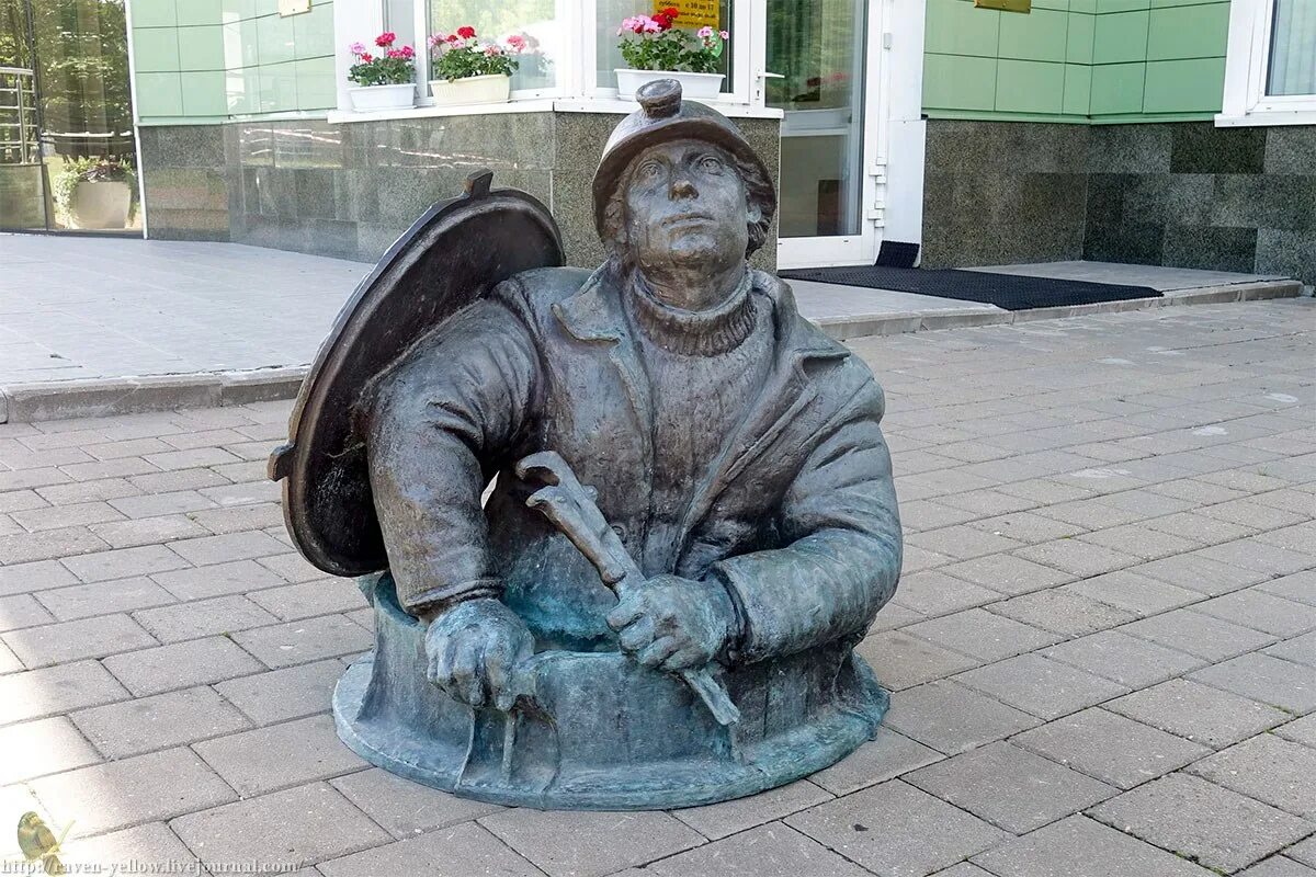памятник сантехнику степанычу в омске. памятник водопроводчику в москве. памятник сантехнику чумил, словакия. памятник водопроводчику в сочи. памятник сантехника.