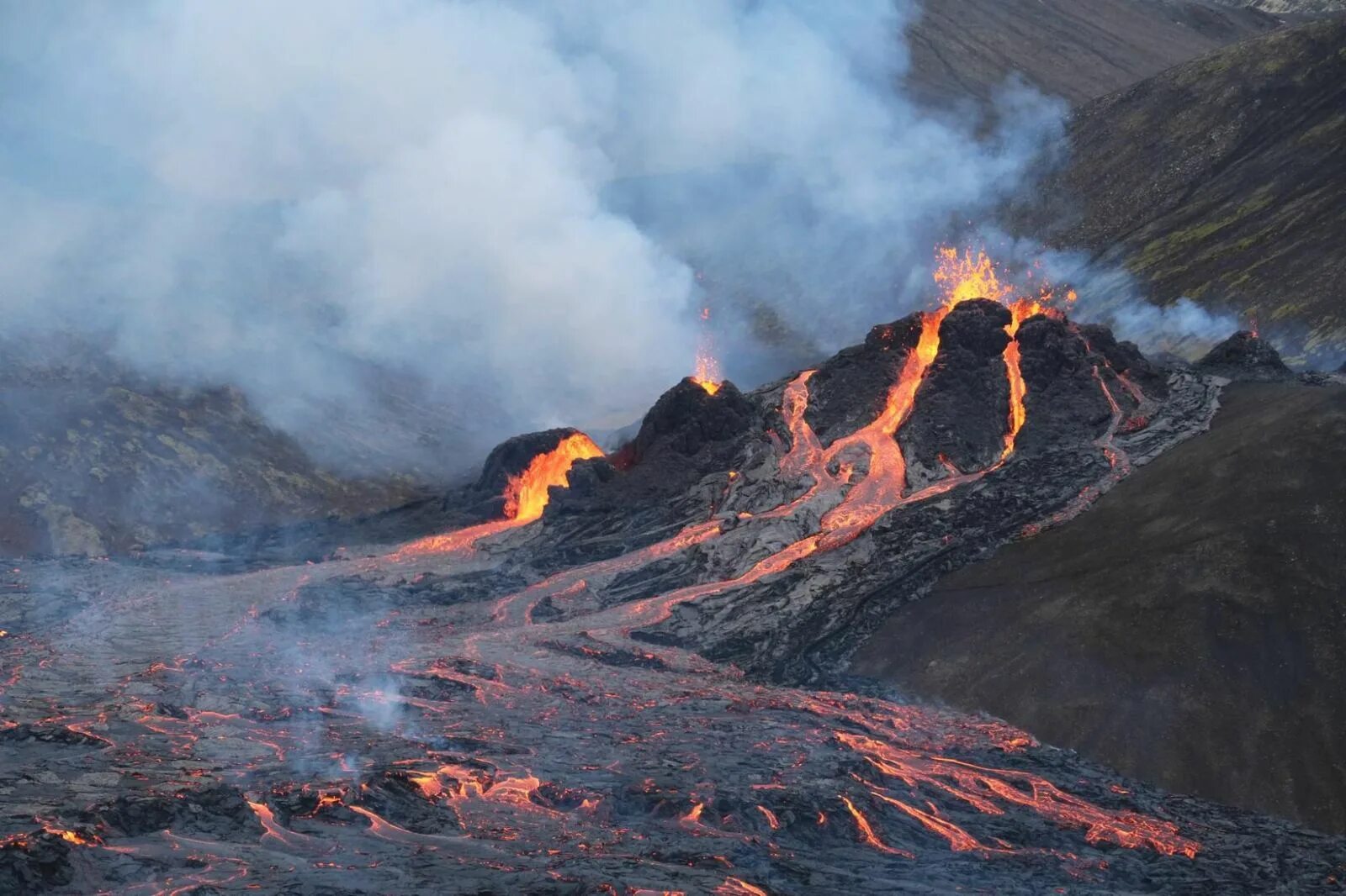 Извержение вулкана в Исландии 2021. Извержение вулкана в Исландии Эйяфьятлайокудль. Исландия вулкан Эйяфьятлайокудль извержение 2010. Эйяфьядлайёкюдль вулкан в Исландии.