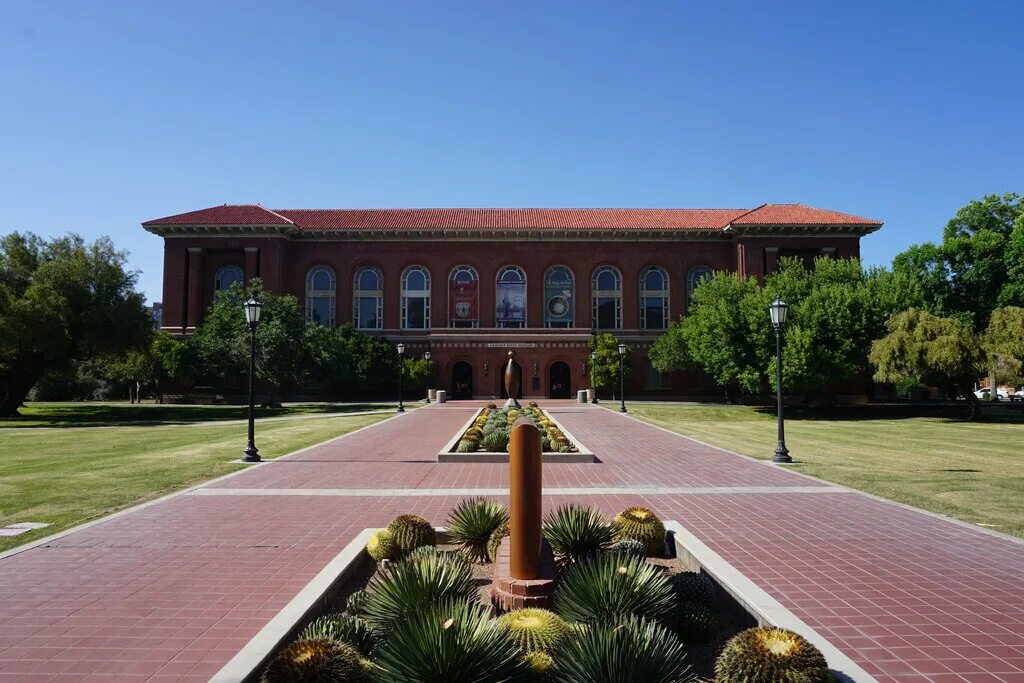 школы в седоне. штат аризона чандлер. University of arizona tucson. гилберт аризона сша. Skyline high school машина.
