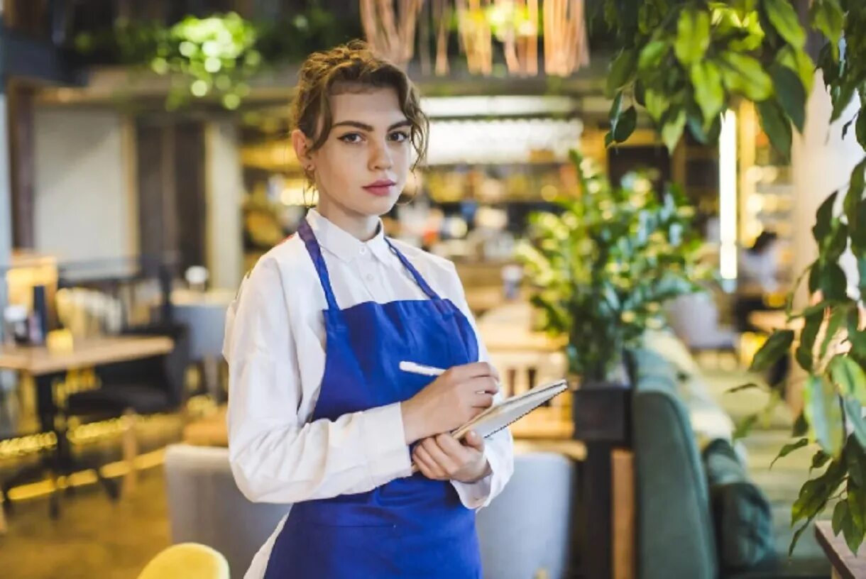 Официантка в кафе. Красивая официантка. Подработка в ресторане. Официантка в кафе. Официант бармен.